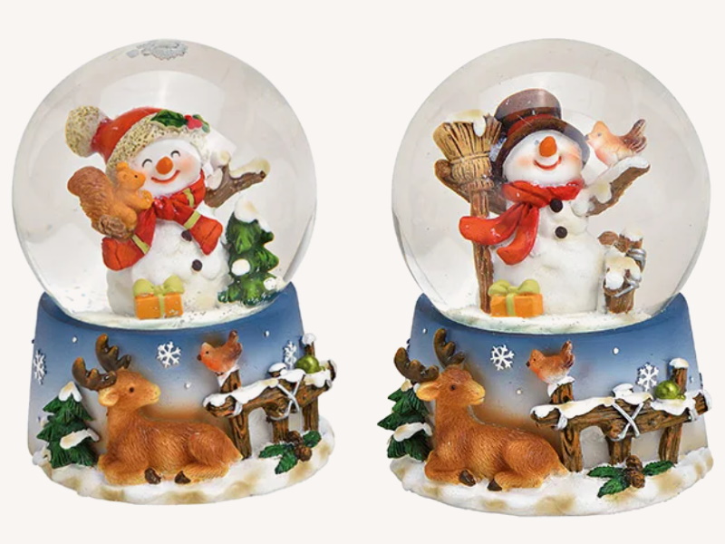 2er-Set Schneekugel mit süssen Schneemann und tollen Details aus Poly und Glas 2 fach sortiert (bunt) B7 x H9 x T7cm