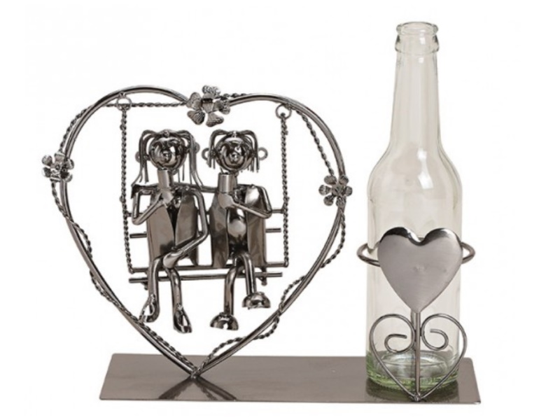 Figur Flaschenhalter für Bierflasche "Paar sitzend auf Herzschaukel" aus Metall