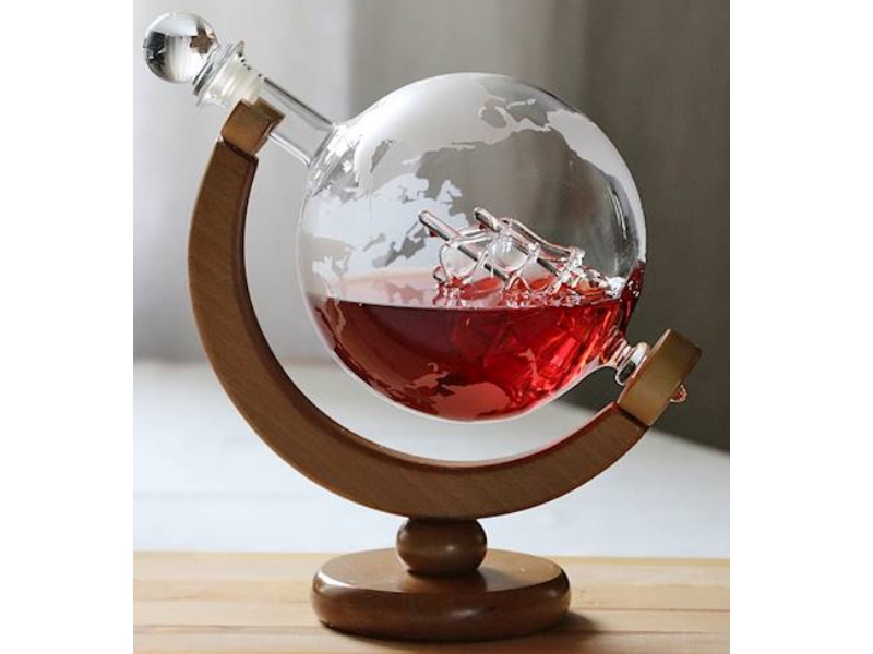 Globus Karaffe aus Glas auf Holzständer